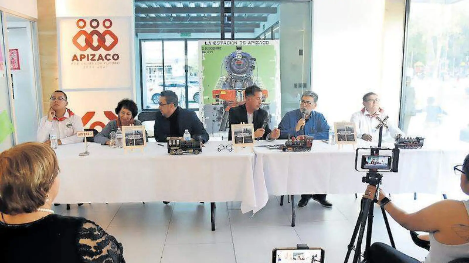 Destacan durante presentación del libro, que la compilación incluye 53 fotografías, un dibujo y un cartel fotos césar rodríguez